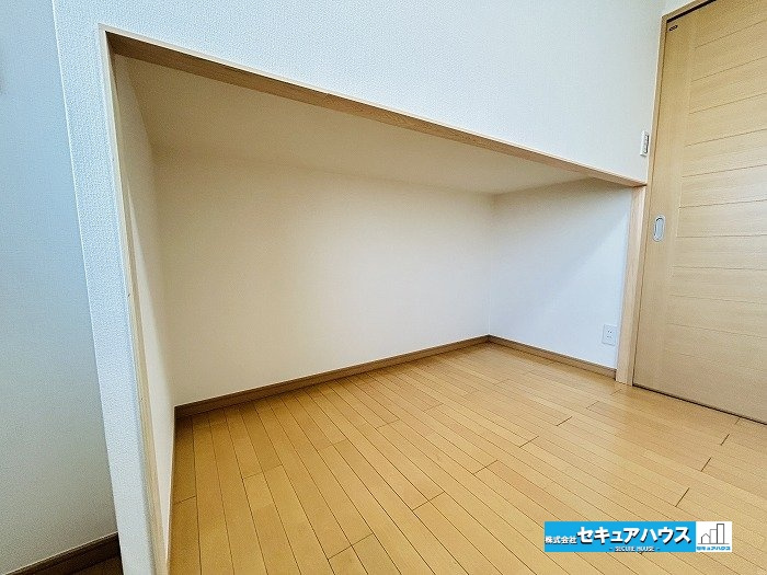 【中古マンション】名古屋市南区豊2丁目ユニーブル豊田本町の収納|【洋室収納】
◆季節物の衣類や季節家電などの大きな荷物もまとめて収納できます。
　　　　　　　　　　　　　　　　　　　　　　　　　　　　　　　　　　