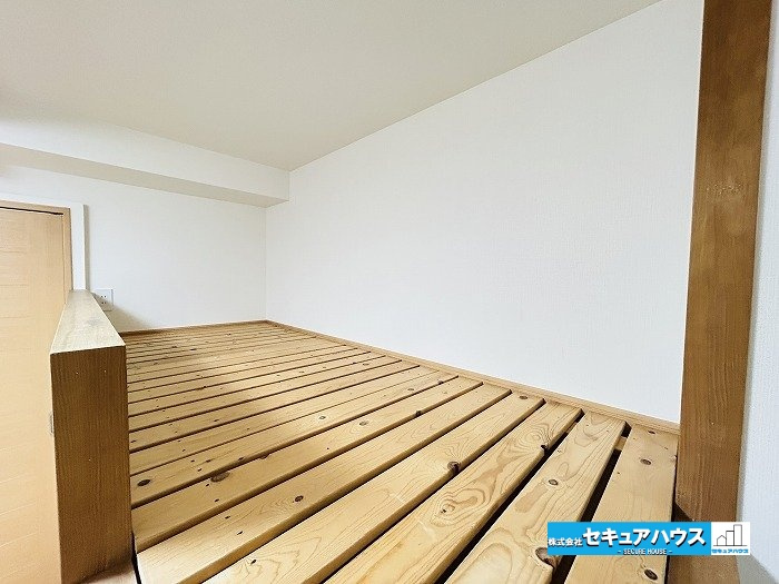 【中古マンション】名古屋市南区豊2丁目ユニーブル豊田本町の洋室|【ベッドスペース】
◆洋室にベッドスペースがあり、布団を引いて寝ることもできます。
◆ちょっとした荷物置きにも使えます♪　　　　　
