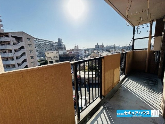 【中古マンション】名古屋市南区豊2丁目ユニーブル豊田本町のバルコニー|【バルコニー】
◆見晴らしもよく、太陽の温かな温もりをめいっぱい受け止めてくれます。
太陽の光と爽やかな風を受けたお洗濯物はあっという間に乾き、取りこむ時には太陽の匂いを感じられそうですね。　　　　　