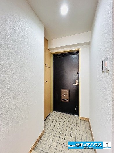 【中古マンション】名古屋市南区豊2丁目ユニーブル豊田本町の玄関|【玄関】
◆タイル張りのモダンな玄関がお出迎え♪大容量のシューズインクローゼット付きで、ご家族全員の靴はもちろん、季節ごとのアイテムもすっきり収納できます。　　　　