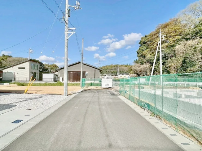 【前面道路含む現地写真】