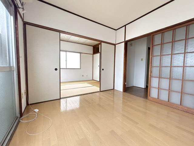 【洋室】 | 宝友コーポ | キッチン、和室へ繋がる明るい洋室。引き戸を閉めれば個室に。