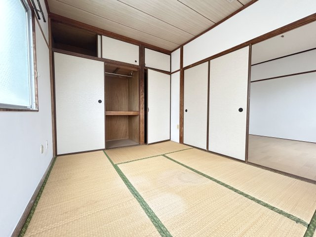 【和室】 | 宝友コーポ | 寝室にも最適な落ち着いた和室。大きな収納も完備しています。