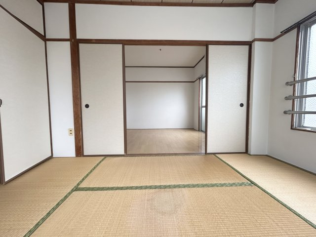 【和室】 | 宝友コーポ | 落ち着く和室と明るい洋室が繋がり、居心地の良い住空間。
