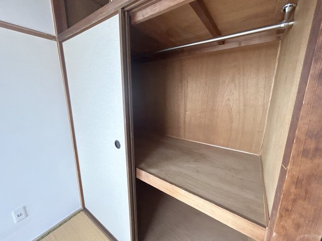 【収納】 | 宝友コーポ | 服も掛けられるハンガーパイプ付き！大容量の天袋付き押入。
