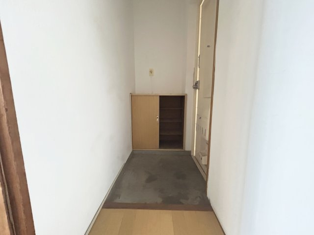 【玄関】 | 宝友コーポ | 玄関便利な下駄箱付きの玄関。上の棚は鍵や小物を置くのに便利。