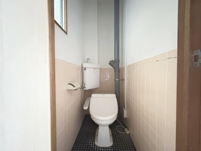 【トイレ】 | 宝友コーポ | 温水洗浄便座完備のトイレ。小窓付きでいつでも換気良好。
