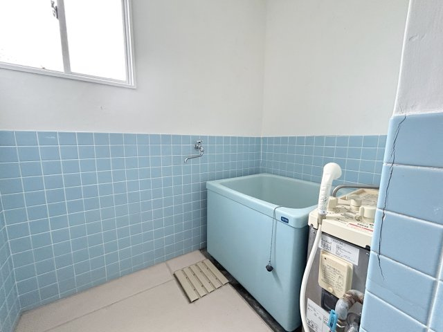 【浴室】 | 宝友コーポ | 爽やかなブルータイルの浴室。窓付きでいつでも換気良好。