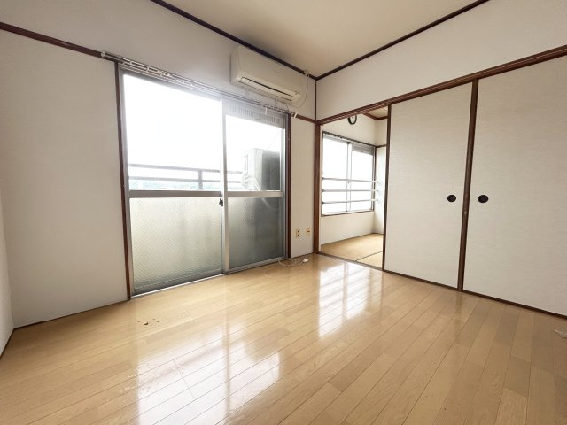 【洋室】 | 宝友コーポ | バルコニーに面した明るい洋室。エアコン完備で快適です。