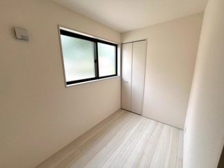 【洋室】 | 戸田市上戸田１号棟 | 1階にある約3帖の洋室。
収納スペースを備えており、お部屋をすっきりとお使いいただけます。