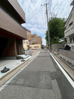 【前面道路含む現地写真】 | 戸田市上戸田１号棟 | 前面道路は約4.0mあり、お車の出し入れも安心して行える環境です。