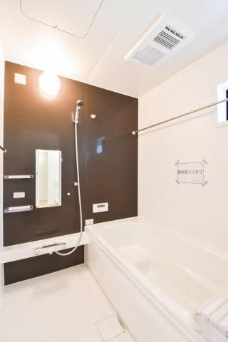 富士見市関沢２丁目の新築一戸建の浴室|1坪タイプのゆったりとした浴室で、のびのびとくつろぎながら一日の疲れを癒やせます。
