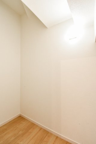 富士見市関沢２丁目の新築一戸建の収納|洗面室横に設けた収納スペース。バス用品や着替えなどをまとめて収納でき、洗面室をすっきり快適に使えます。