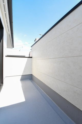 富士見市関沢２丁目の新築一戸建のバルコニー|陽当たりの良いバルコニーは、洗濯物をたっぷりと干せるゆとりがあります。