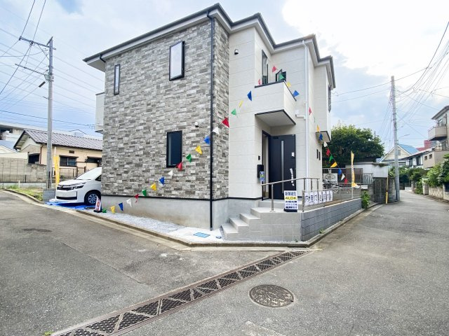 富士見市関沢２丁目の新築一戸建の外観|鶴瀬駅徒歩8分の好立地！通勤・通学に便利♪
陽当り良好な南側バルコニーの4LDK新築一戸建て！
資料請求やご見学などお気軽にお問い合わせください。