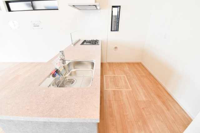 富士見市関沢２丁目の新築一戸建のキッチン|ゆとりある作業スペースを確保した、開放感のあるキッチン。毎日のお料理もスムーズに楽しめます。