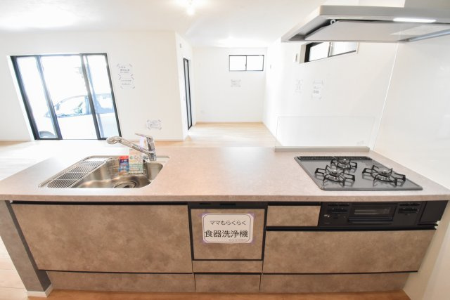 富士見市関沢２丁目の新築一戸建のキッチン|食洗機を備え、後片付けの時間を短縮。ご家族団らんのひとときを、ゆったりと楽しめます。
