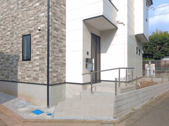 富士見市関沢２丁目の新築一戸建の玄関