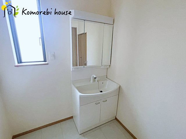 伊奈町栄１丁目46番　新築一戸建て　ハートフルタウン　Kの独立洗面台|26.8.22　撮影済み