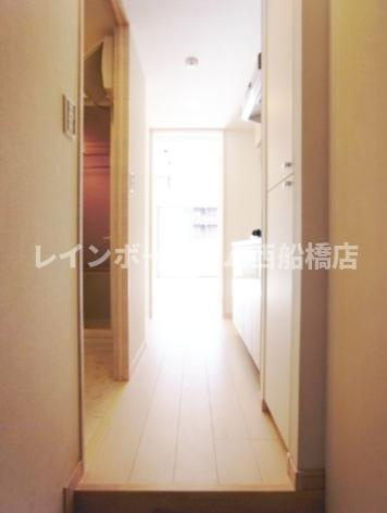 ヴォーナ・ヴィータ行徳駅前の玄関