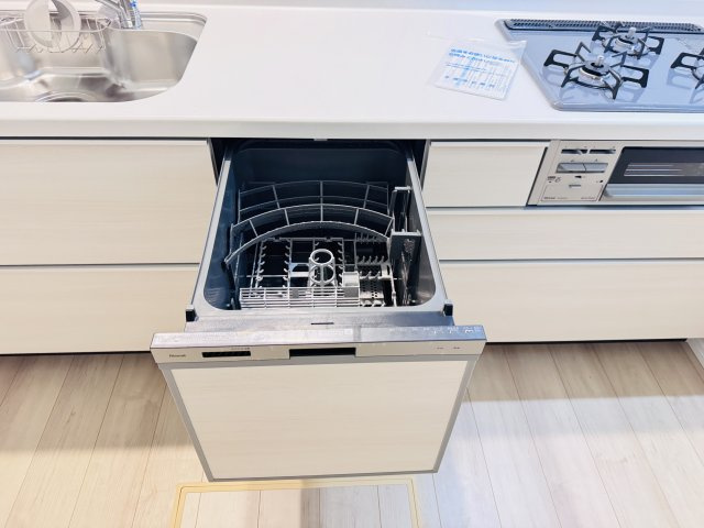 松戸市六高台４丁目新築戸建【六実小学校:4分】のキッチン|家事の手間をグッと省けるビルトイン食洗器