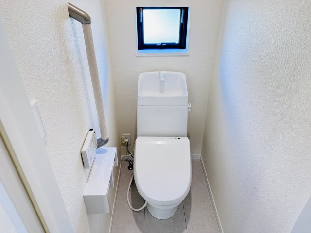 松戸市六高台４丁目新築戸建【六実小学校:4分】のトイレ|温水洗浄暖房便座つきトイレ