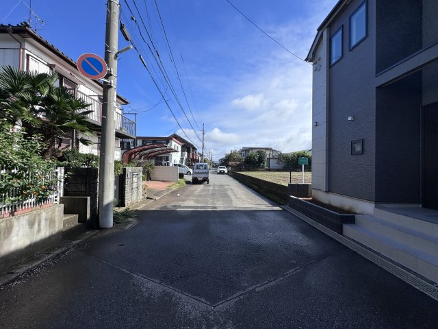 松戸市六高台４丁目新築戸建【六実小学校:4分】の前面道路含む現地写真|北側前面道路・幅員約6ｍ