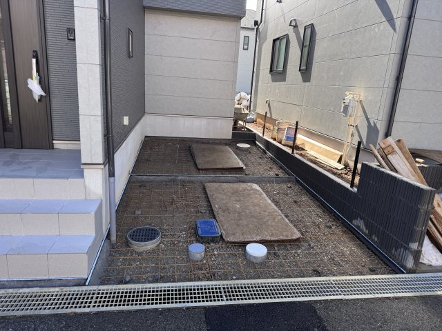 松戸市六高台４丁目新築戸建【六実小学校:4分】の駐車場|B1号棟駐車スペース（10月1日撮影）