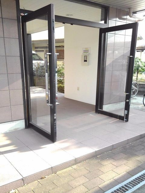 青梅市末広町２丁目の賃貸マンションのエントランス