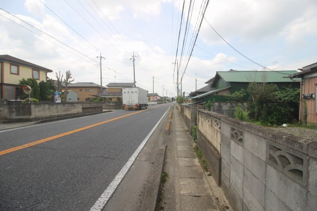 小山市間々田の前面道路含む現地写真|南東側道路（2026年7月撮影）