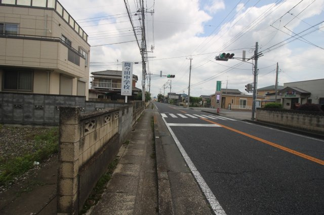 小山市間々田の前面道路含む現地写真|南東側道路（2026年7月撮影）