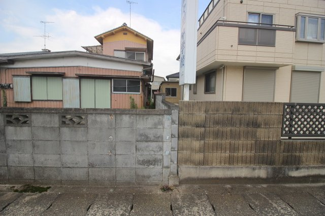 小山市間々田の外観|北東側との境界部分（2026年7月撮影）