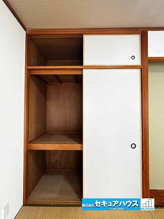 宝マンション滝ノ水第七Aの和室|【和室6帖の押入の様子】
◆押入付きの和室です。来客時の布団や、扇風機などを収納できます。リビングから見えるお部屋のため荷物がすっきりと片付くのが嬉しいポイントです。　　　　　　　　　　　　　　　　　