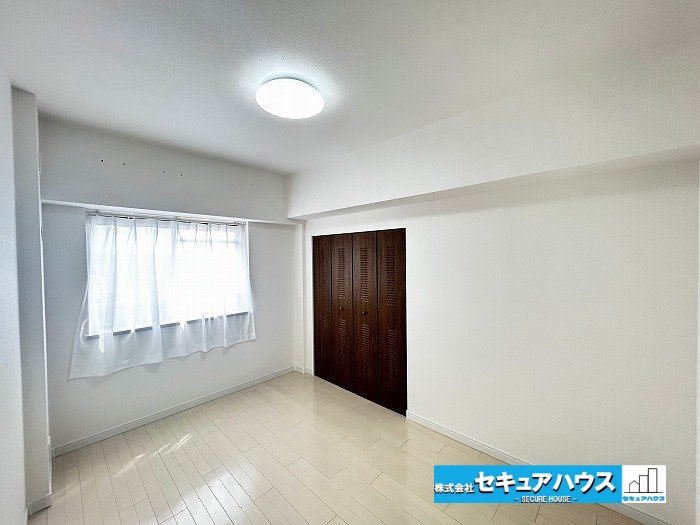 宝マンション滝ノ水第七Aの洋室|【東側洋室5.5帖】
◆お子様のお部屋や主寝室、来客時の宿泊室、趣味のお部屋としてもご利用いただけます♪　　　　　　　　　　　　　　　　　　　　　　　　　　　　　　　　　　　　　　　　　　　　　　　　