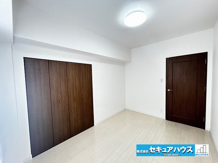 宝マンション滝ノ水第七Aの洋室|【東側洋室5.5帖別角度】
◆大きなクローゼット付きのお部屋のためお荷物を沢山収納することが可能です。
◆全居室収納付きのため、各居室ごとにお荷物をしまうことができます。　　　　　　　　　　　　　　　