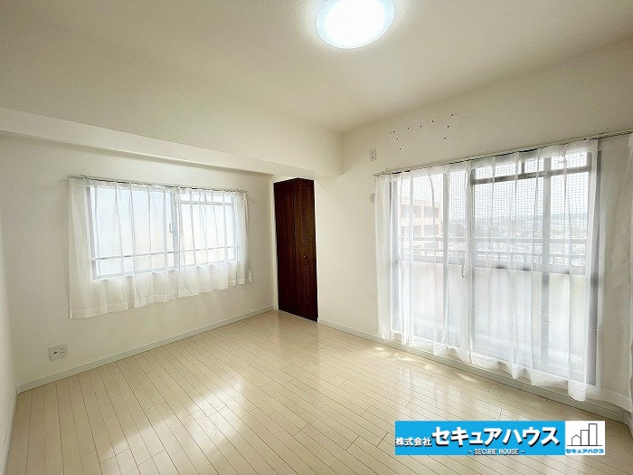 宝マンション滝ノ水第七Aの洋室|【北側洋室6.9帖】
◆2面採光のお部屋のため陽当たり、通風共に良好です。
◆6.9帖の広さがあるため大きなベッドを置くことが出来ます。　　　　　　　　　　　　　　　　　　　　　　　　　　　　　　　　