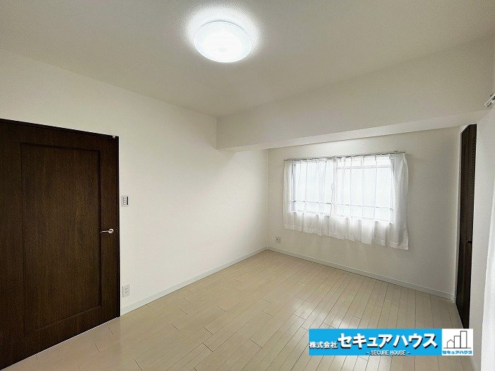 宝マンション滝ノ水第七Aの洋室|【北側洋室6.9帖別角度】
◆広々とした居住空間は日々の暮らしを彩り、心のやすらぎと満足感を与えてくれます。通風と採光を考慮した設計は子供たちはのびのび育ち、家族でくつろぎと団らんを生み出します。　　