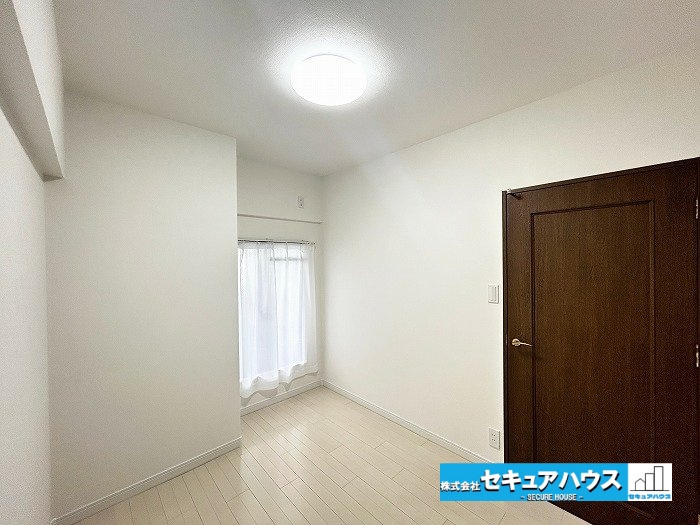 宝マンション滝ノ水第七Aの洋室|【西側洋室4.8帖】
◆家族一人ひとりの大切なプライベート空間。趣味に合わせて使って頂けるようシンプルに仕上げてあります。暮らし心地を大きく左右する収納を、適材適所に配置し使い勝手を考慮しました。　　