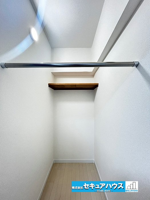 宝マンション滝ノ水第七Aの収納|【西側洋室4.8帖の収納の様子】
◆ハンガーパイプにはお洋服をかけることができ、奥行のある収納スペースのためキャリーバッグやゴルフバッグ等大きなお荷物の収納も可能です。　　　　　　　　　　　　　　　　
