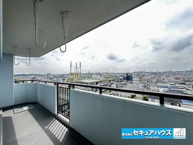 宝マンション滝ノ水第七Aのバルコニー|【バルコニー】
◆見晴らしもよく、太陽の温かな温もりをめいっぱい受け止めてくれます。
太陽の光と爽やかな風を受けたお洗濯物はあっという間に乾き、取りこむ時には太陽の匂いを感じられそうですね。　