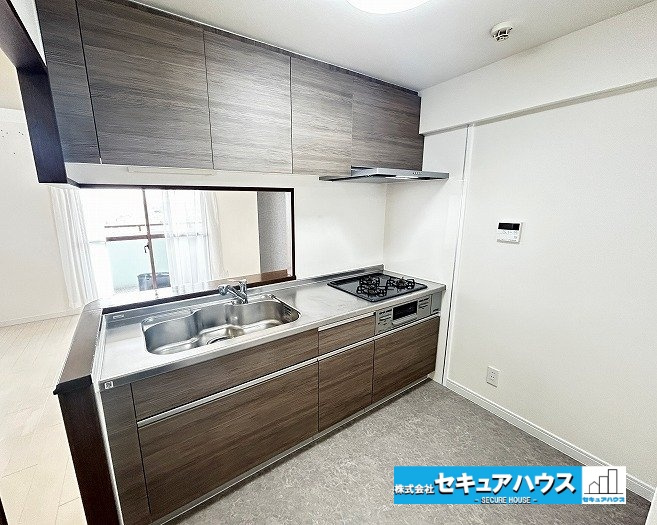 宝マンション滝ノ水第七Aのキッチン|【キッチン】
◆収納が豊富なシステムキッチン！
◆ワイドシンクのため洗い物がはかどります。
◆スマートレンジフードはお掃除が楽で、見た目もスマートなデザインが特徴です。
◆3口コンロ付きです♪　　　　