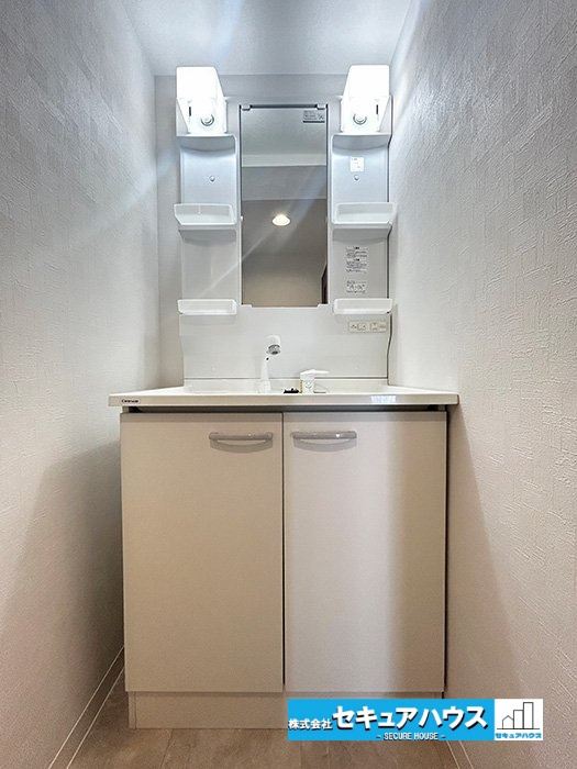 宝マンション滝ノ水第七Aの独立洗面台|【洗面台】
◆鏡の裏にはたっぷりと収納スペースを標準装備！
◆電源を付属しているのでドライヤーなど利用できます。
◆洗面台下にも収納スペースがあるため洗剤やシャンプーのストックを収納できます。　　　　