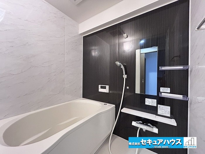 宝マンション滝ノ水第七Aの浴室|【浴室】
◆アクセントパネルで落ち着きのある雰囲気を演出します。毎日の疲れを癒やすバスタイムを過ごせます。
◆浴室乾燥機付きでカビの繁殖を抑える効果があります。
◆追い炊き機能を備えたオートバスです。