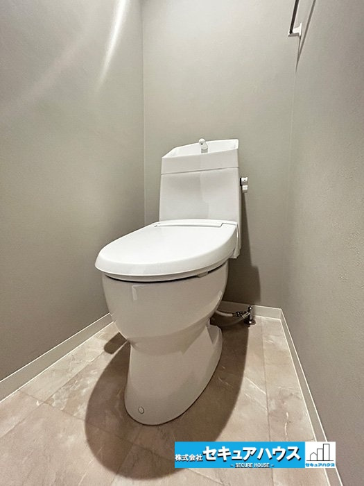宝マンション滝ノ水第七Aのトイレ|【高機能トイレ】
◆高機能トイレの多くは便器のフタの開閉が自動であり、使用後に手動で水を流す面倒もなく非常に便利です。スタイリッシュな見た目で、お掃除しやすく、節水効果が高いです。　　　　　　　　　　