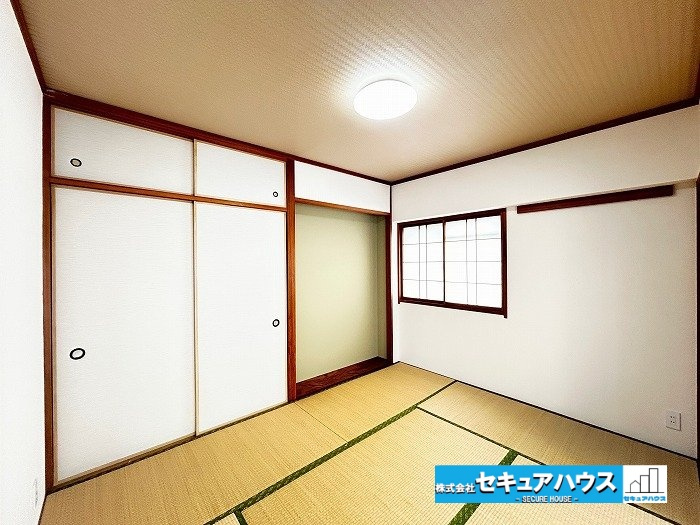 宝マンション滝ノ水第七Aの和室|【和室6帖】
◆リビングに続く和室はお子様の遊び場や寝転がるスペースとして利用できます。
◆リビングと一体化したお部屋として開放感があるためリビングを広く見せる効果もあります。　　　　　　　　　　　　