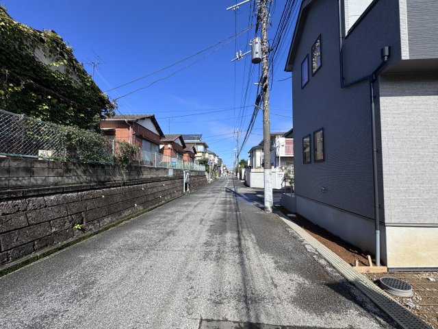 松戸市六高台４丁目新築戸建【六実小学校:4分】の前面道路含む現地写真|西側前面道路・幅員約6ｍ