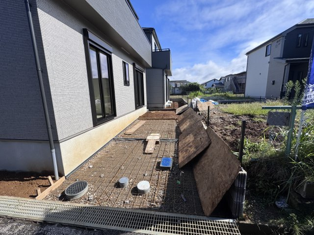 松戸市六高台４丁目新築戸建【六実小学校:4分】の駐車場|A号棟駐車スペース（10月1日撮影）