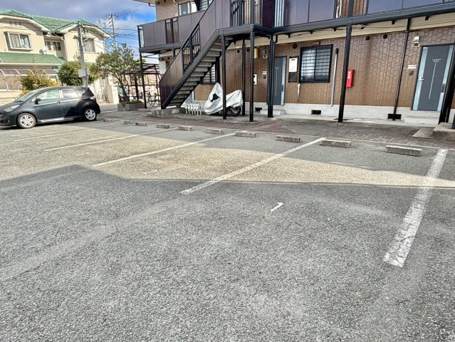 サンフォーレストAの駐車場