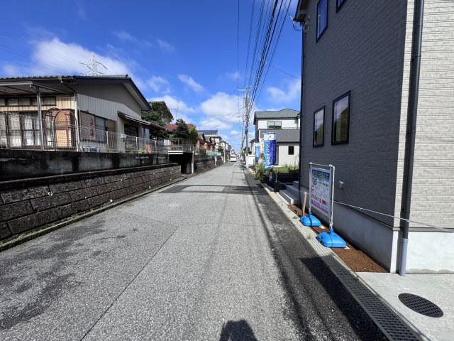 松戸市六高台４丁目新築戸建【六実小学校:4分】の前面道路含む現地写真|西側前面道路・幅員約6ｍ