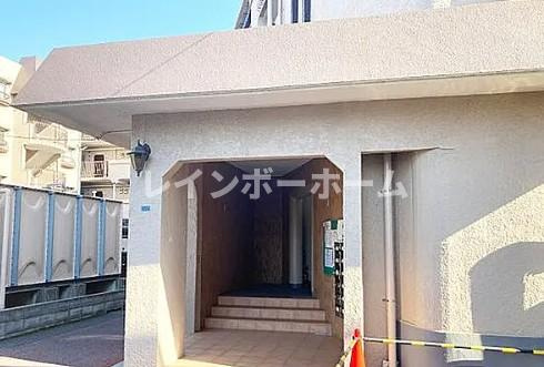 キャッスルメジェール鶴瀬のエントランス